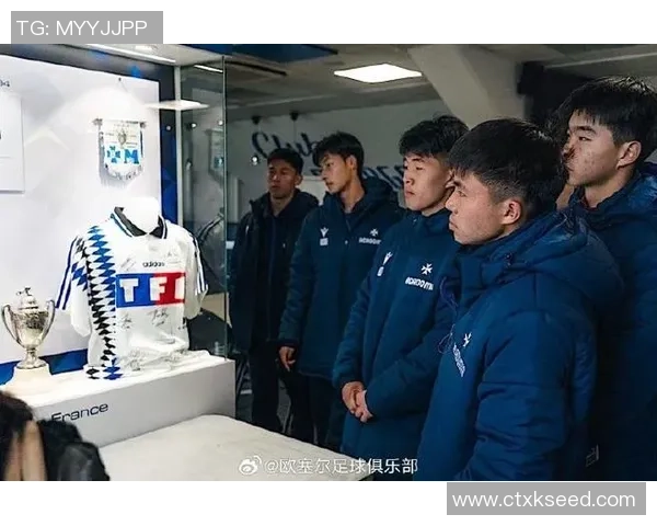 中国犀旺队在法国欧塞尔足球训练基地隆重举行升国旗仪式展现爱国情怀