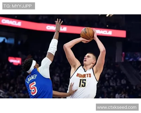 约基奇在亚当斯防守下表现低迷15分钟内仅得6分3助正负值惨淡13